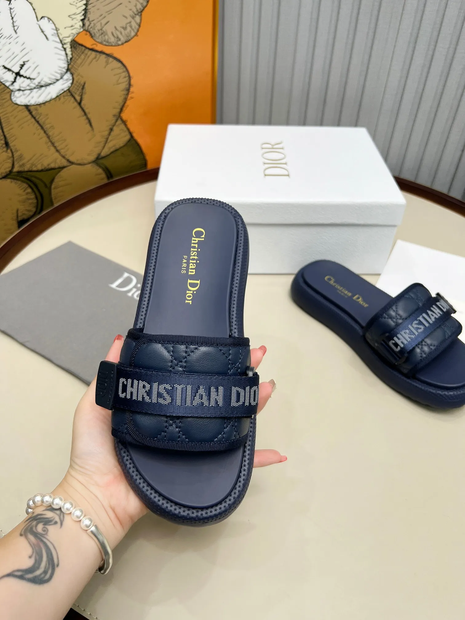 👟👟Ex-factory price 420👟👟 Dior Dior high version slippers, 👏👏2025 new classic model 🔥purchasing level qualityhot-selling thick-soled slippers in foreign counters💋———————————— Upper➕Inner: Original customized special electric embroidery material, Sole: Original mold 1.1 (lightweight) Bottom thickness: heel 5cm, forefoot 3cm, size 35-40 (with full set of packaging, cloth bag handbag, card instructions). You are welcome to place an order in advance, first come first served. Win-win cooperation.